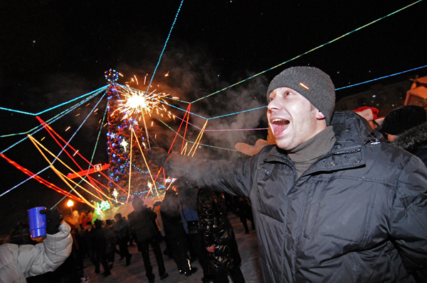 Фото Владимира Юрлова. На Центральной в новогоднюю ночь было весело.