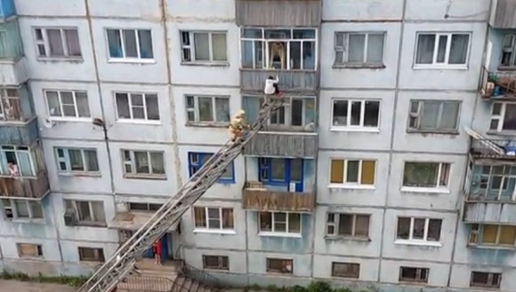 Жительница Воркуты попыталась покинуть квартиру через балкон (ВИДЕО)