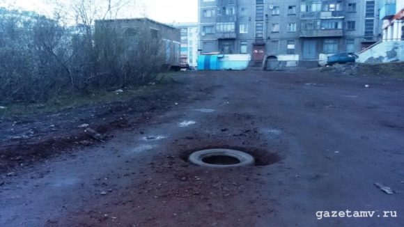 В Воркуте перестали заделывать дорожные ямы кирпичами